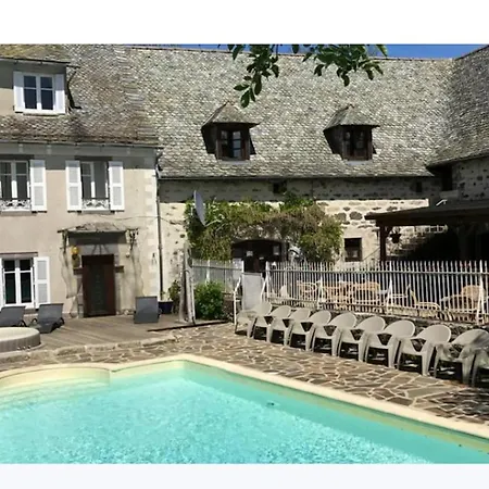 A Avec Piscine Partagee 펜션